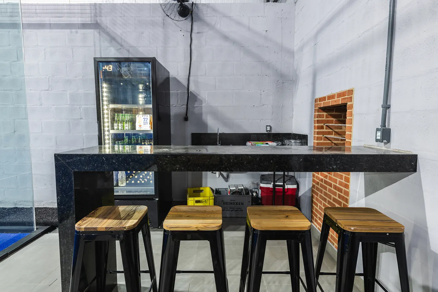 Lounge com bar e churrasqueira