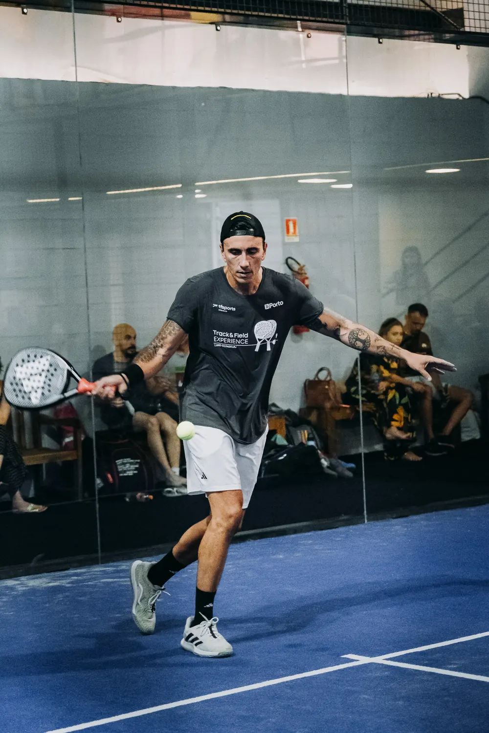 Jogador batendo na bola